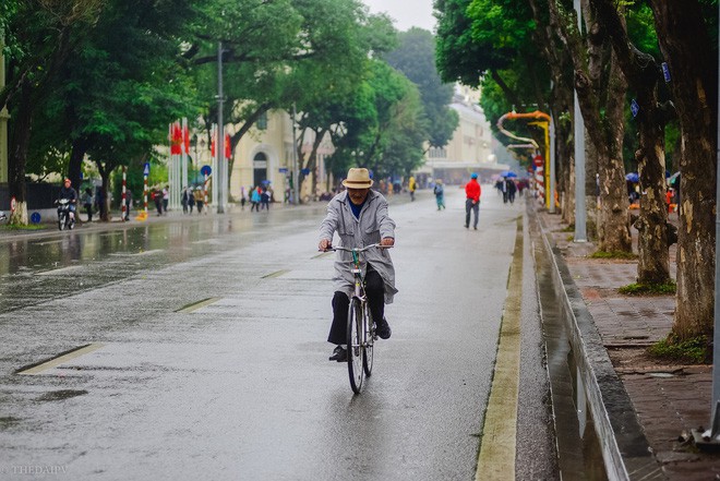 Mưa cả ngày, người Hà Nội đổ về các TTTM mua sắm và vui chơi ngày đầu nghỉ lễ Tết Dương lịch